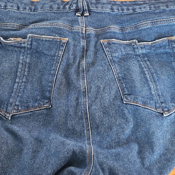 Good American Straight Leg Jeans in Medium Blue Denim